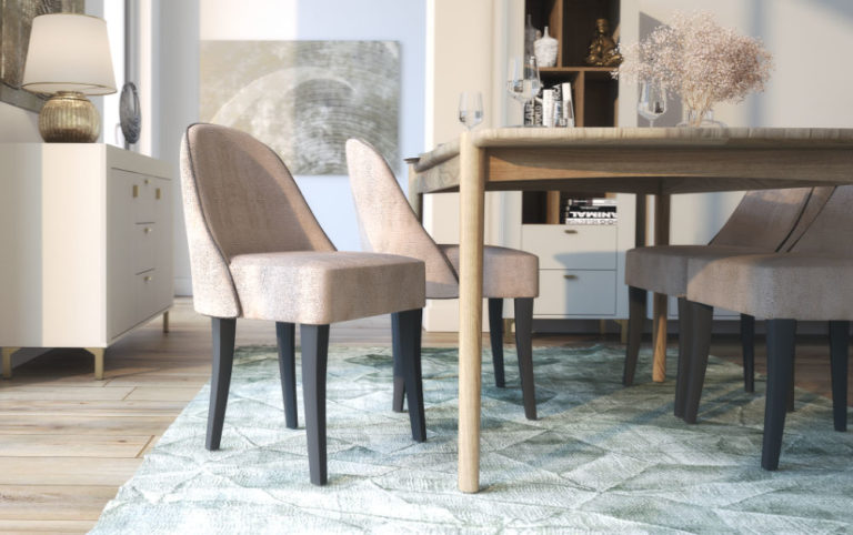 Polaszek Meble Jadalnia z drewnianym stołem, czterema beżowymi tapicerowanymi krzesłami i jasnoniebieskim wzorzystym dywanikiem na drewnianej podłodze. W tle znajdują się elementy dekoracyjne oraz lampa. Chojnice