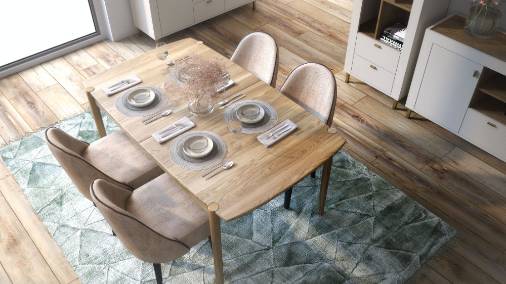Polaszek Meble Stół do jadalni z czterema krzesłami, talerzami, sztućcami i szklankami na zielonym wzorzystym dywanie, w pokoju z drewnianymi podłogami i białymi szafkami. Chojnice