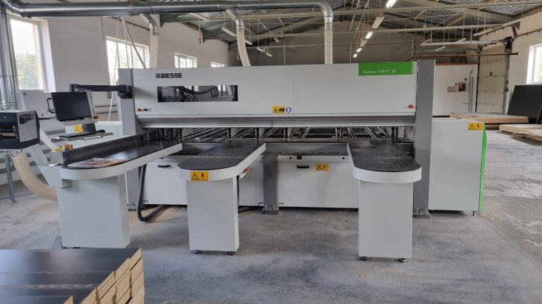 Polaszek Meble Przemysłowa maszyna CNC do obróbki drewna w zakładzie warsztatowym do mebli na wymiar na zamówienie. Chojnice