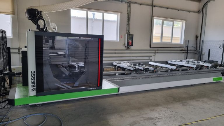 Polaszek Meble Duża przemysłowa współrzędnościowa maszyna pomiarowa w zakładzie produkcyjnym specjalizującym się w meblach na zamówienie. Chojnice