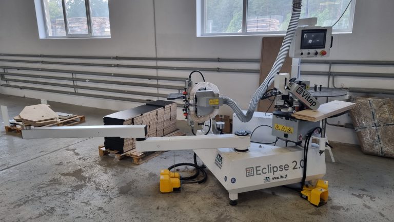 Polaszek Meble Maszyna do obróbki drewna Polaszek meble CNC (sterowana numerycznie komputerowo) w środowisku przemysłowym z materiałami i narzędziami w pobliżu. Chojnice