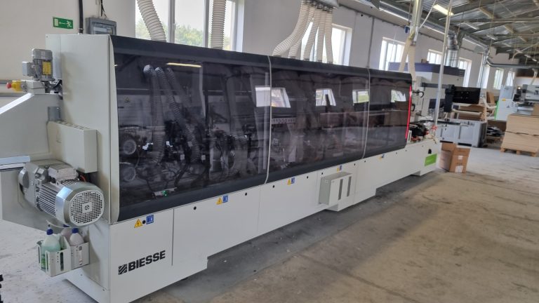 Polaszek Meble Maszyna do obróbki drewna Biesse w warsztacie przemysłowym w firmie Polaszek meble. Chojnice