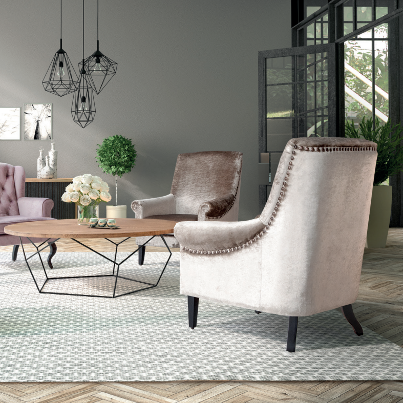 Polaszek Meble Nowa aranżacja salonu z eleganckimi tapicerowanymi krzesłami, drewnianym stolikiem kawowym i dekoracją Chojnice