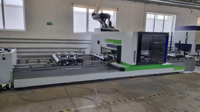 Polaszek Meble Przemysłowa maszyna CNC podczas pracy w zakładzie produkcyjnym Polaszek meble. Chojnice